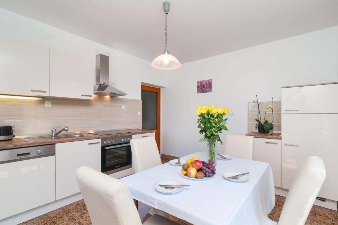 Apartment Victoria Omiš Exteriör bild